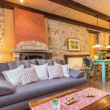Rustic Holiday Home In Vrsar With Garden ภายนอก รูปภาพ