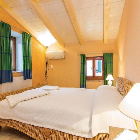 Rustic Holiday Home In Vrsar With Garden ภายนอก รูปภาพ