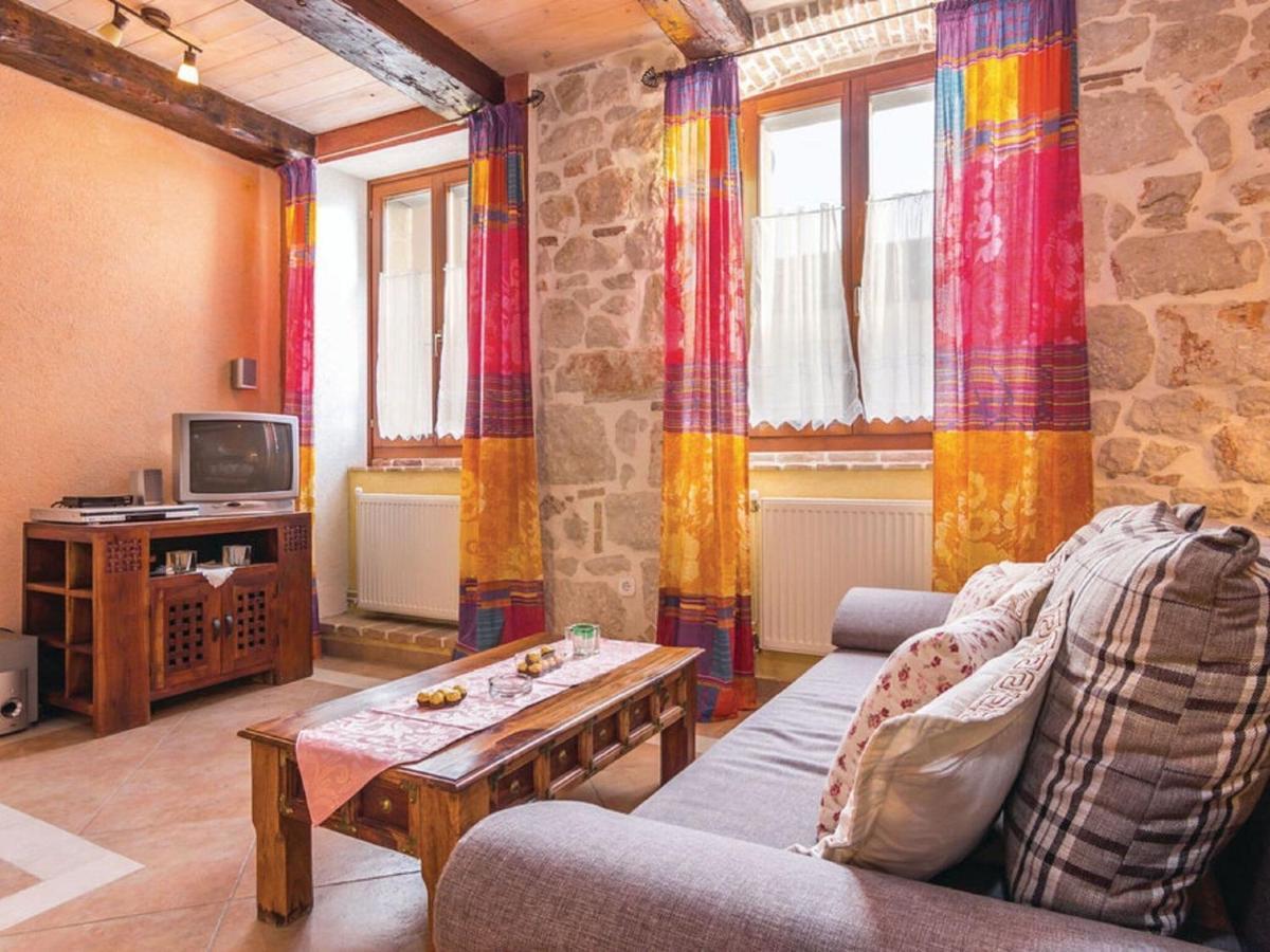 Rustic Holiday Home In Vrsar With Garden ภายนอก รูปภาพ